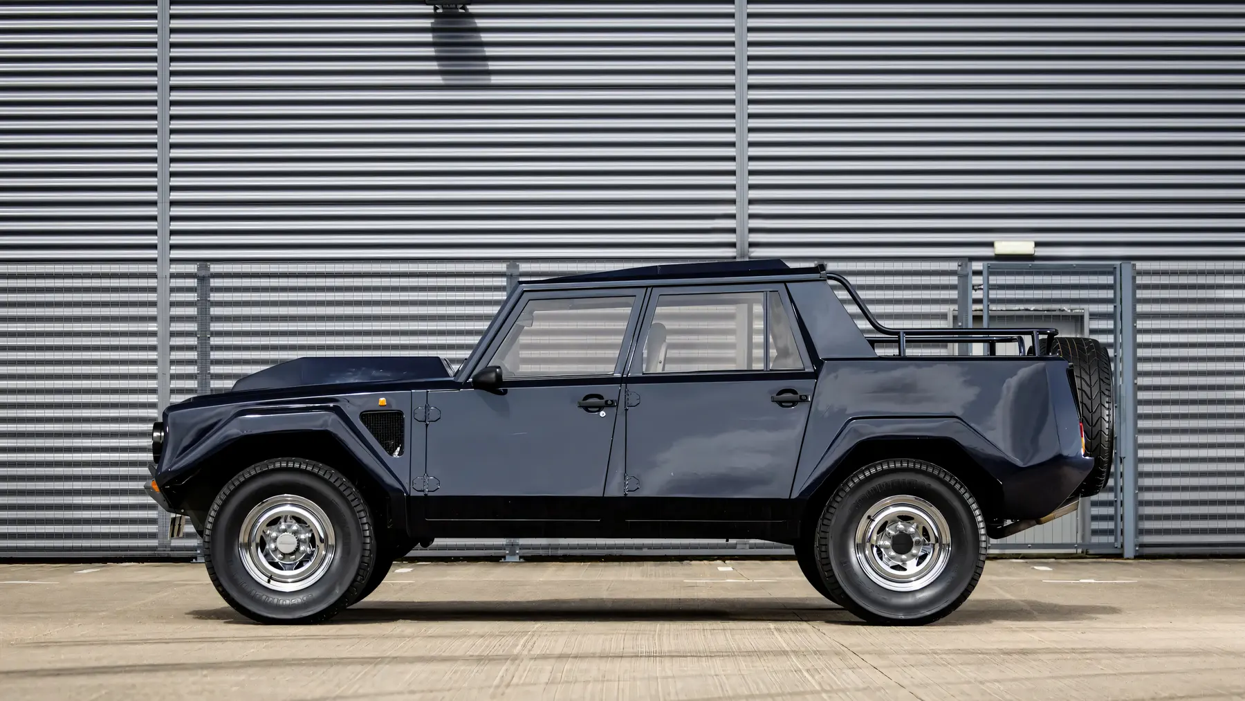 1988 Lamborghini LM002 - photo 1